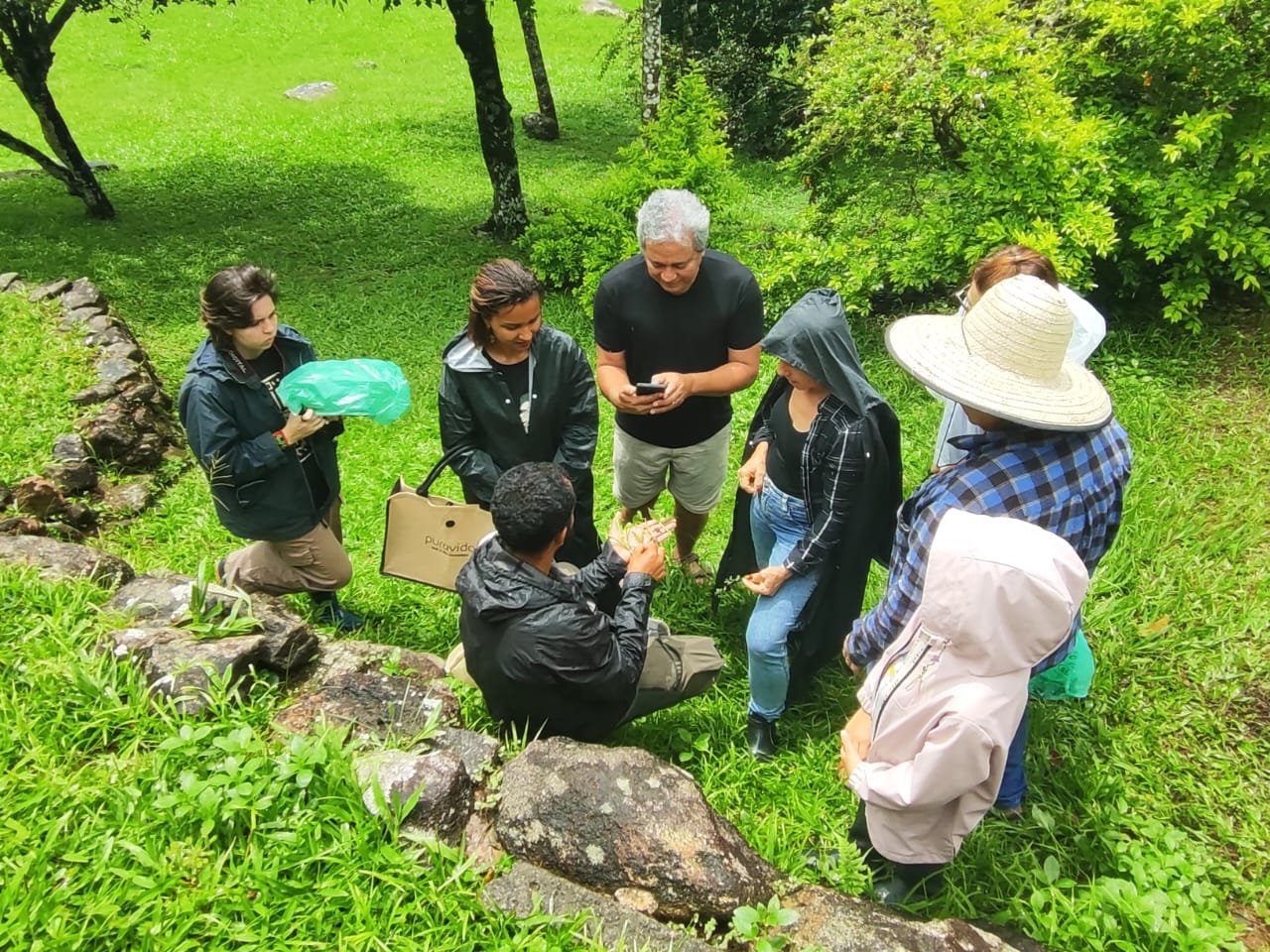 Participantes explorando a biodiversidade local durante a Oficina de Leitura do Território.